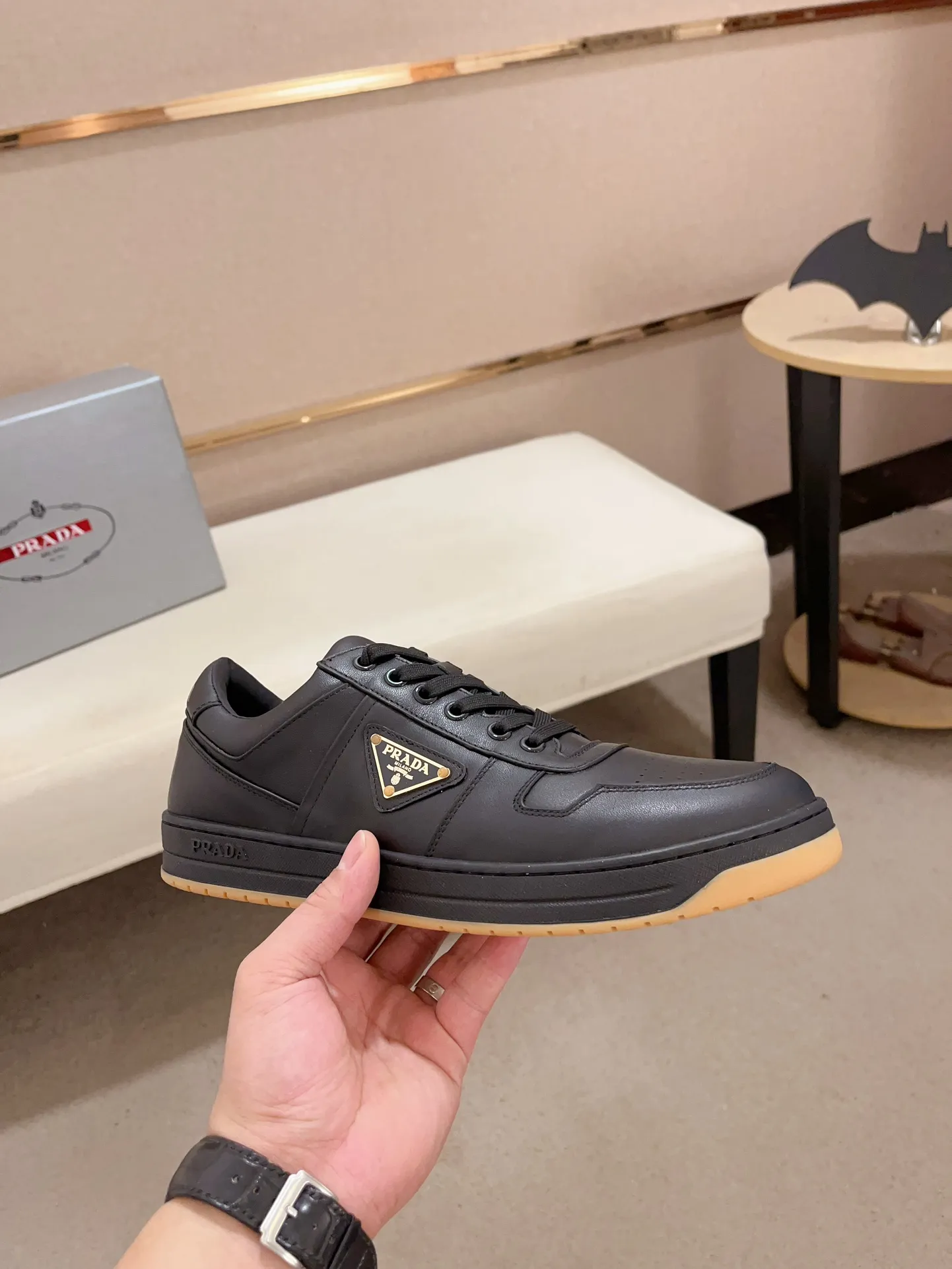 Factory price 540💰 ✔️✔️✔️High version High-quality new PRADA counters are available simultaneously, new men's shoes, 😘Material: Made of patent cowhide with breathable mesh. Inside: cowhide with breathable mesh 👍🏿 high-end ☄️ open-molded non-slip rubber outsole, exquisite lines, simple and elegant, comfortable and high-end for leisure travel. Code number: 38 to 44 (45 can be customized and 46 cannot be returned or exchanged)
